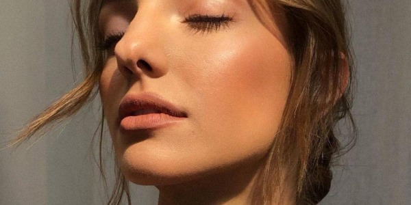 Alga de roca y vitamina C para la cara: la doble sinergia que devuelve la luz natural a tu piel